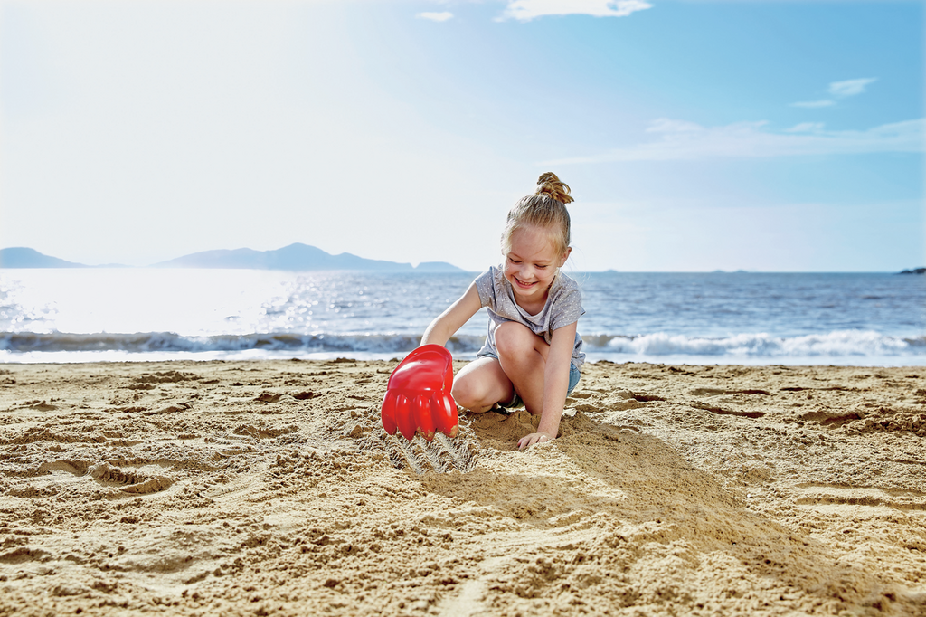 Hape Sandspielzeug Power-Klaue, rot