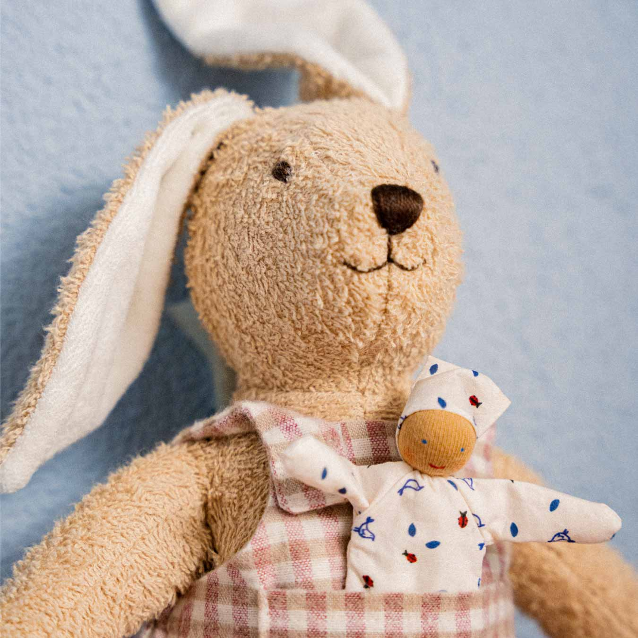 Käthe Kruse Kuscheltier Hugo Hase mit Latzhose und Mini Wichtelpuppe