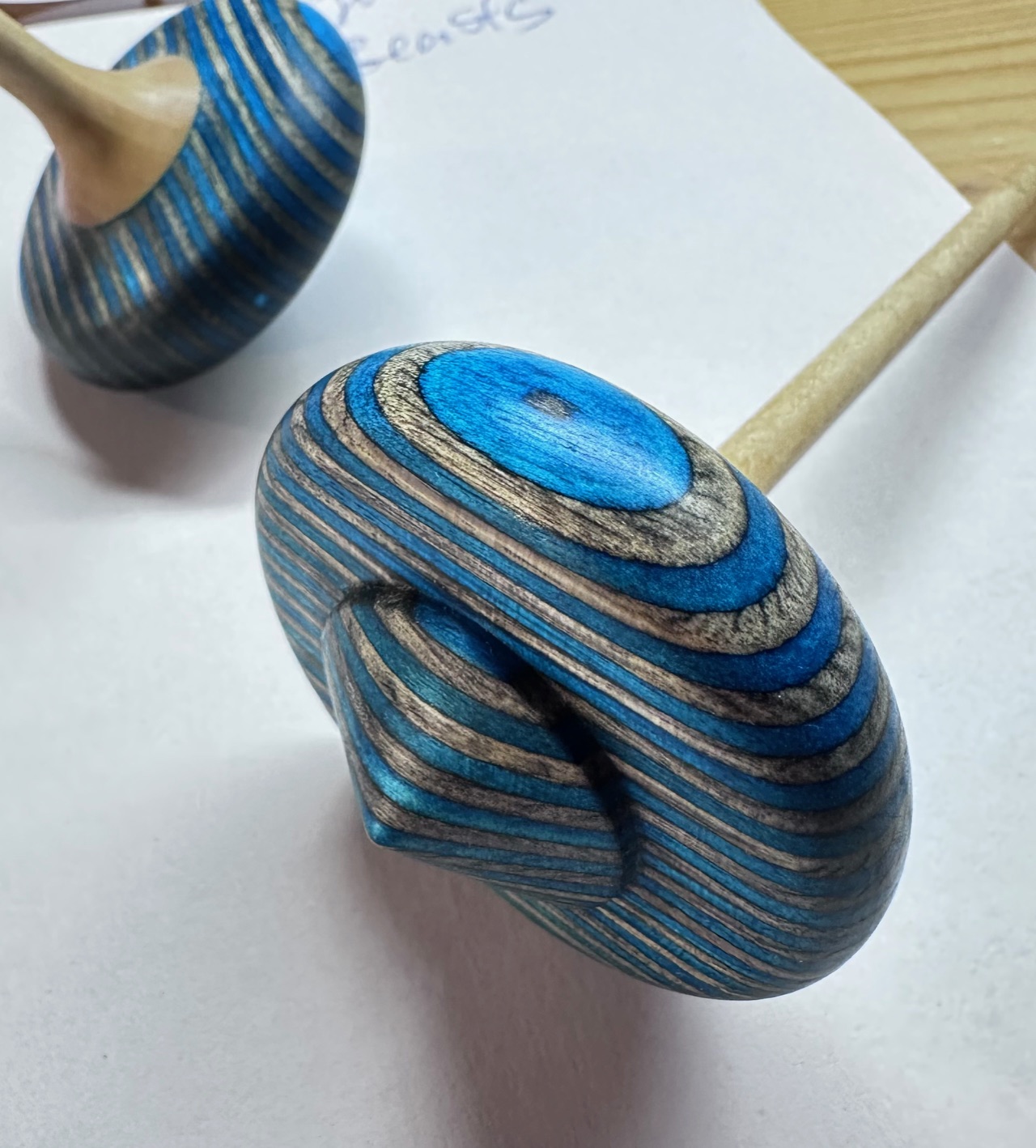 Loewe Stiftung Wasser-marsch!-Kreisel kurz handgedrechselter Holzkreisel