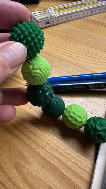 Fidgettoy FidgNetics - Magnetische Sensorik Kugeln blau oder grün 1 Set aus sechs Kugeln in Etui