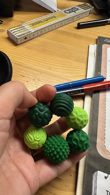 Fidgettoy FidgNetics - Magnetische Sensorik Kugeln blau oder grün 1 Set aus sechs Kugeln in Etui