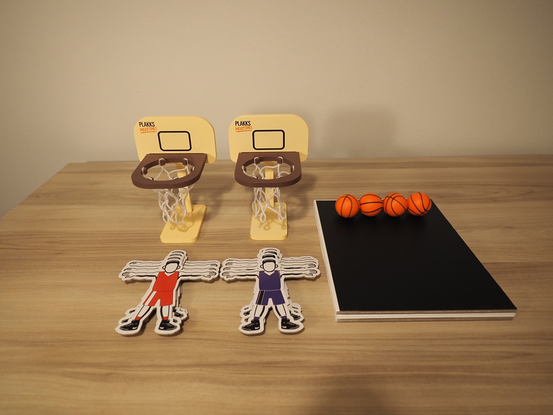 PLAKKS Basketball Tischspiel Aktions Brettspiel mit super Aufbau, Holz-Spielfeld und Körbe