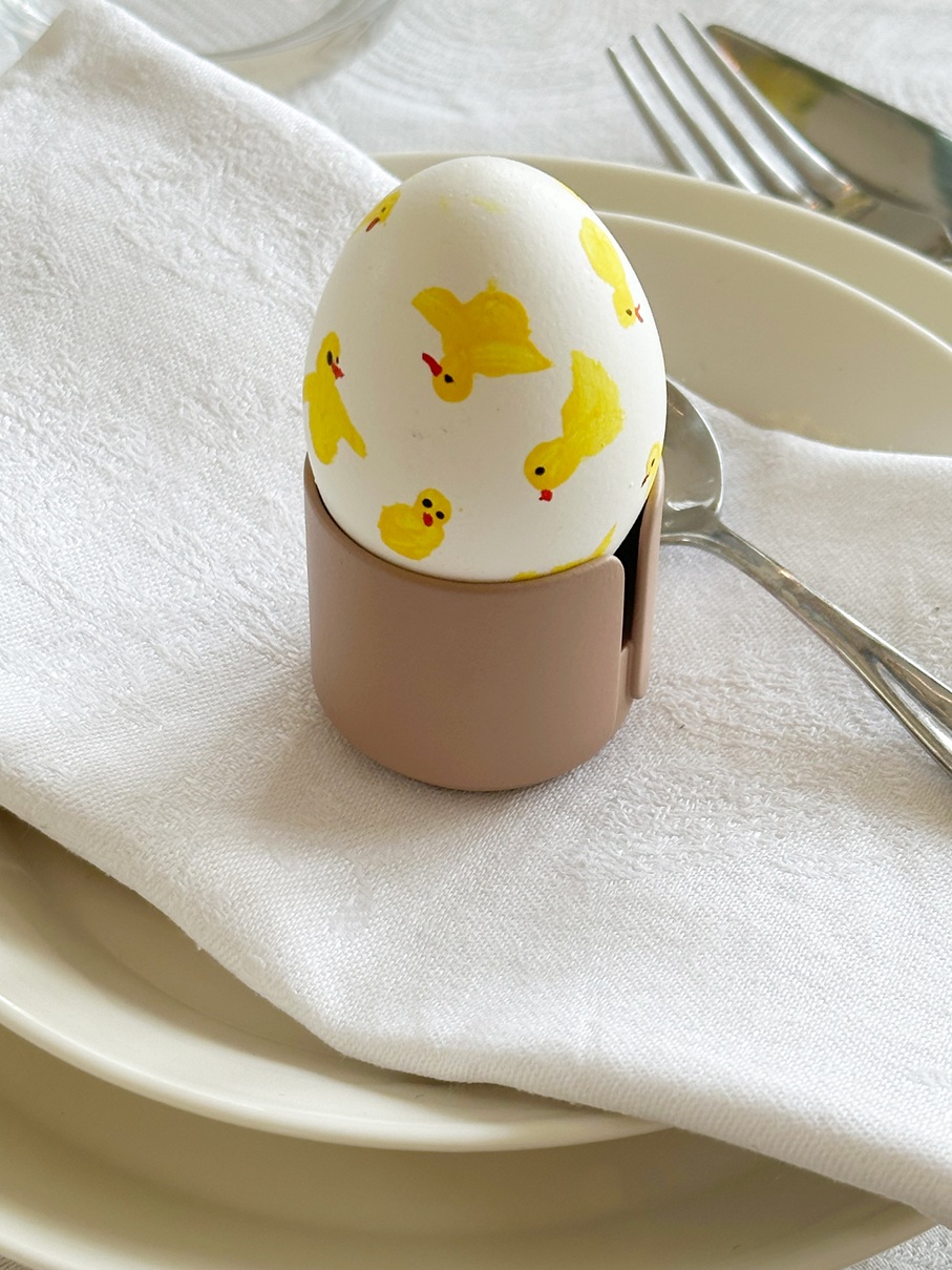 DesignBite BIG HUG Teelicht-und Kerzenständer/Eierbecher - braun
