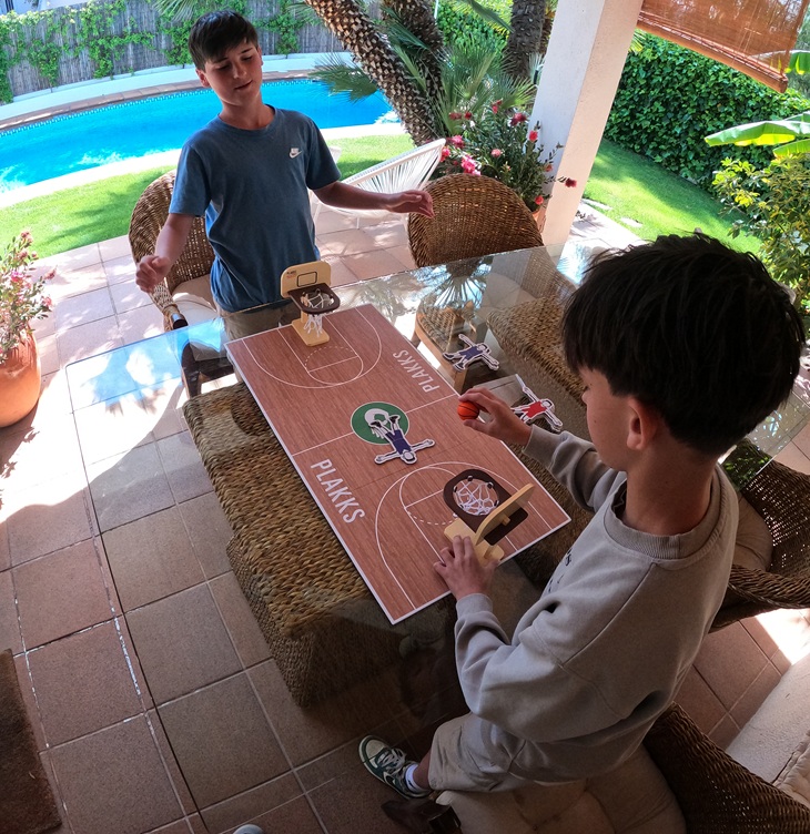 PLAKKS Basketball Tischspiel Aktions Brettspiel mit super Aufbau, Holz-Spielfeld und Körbe