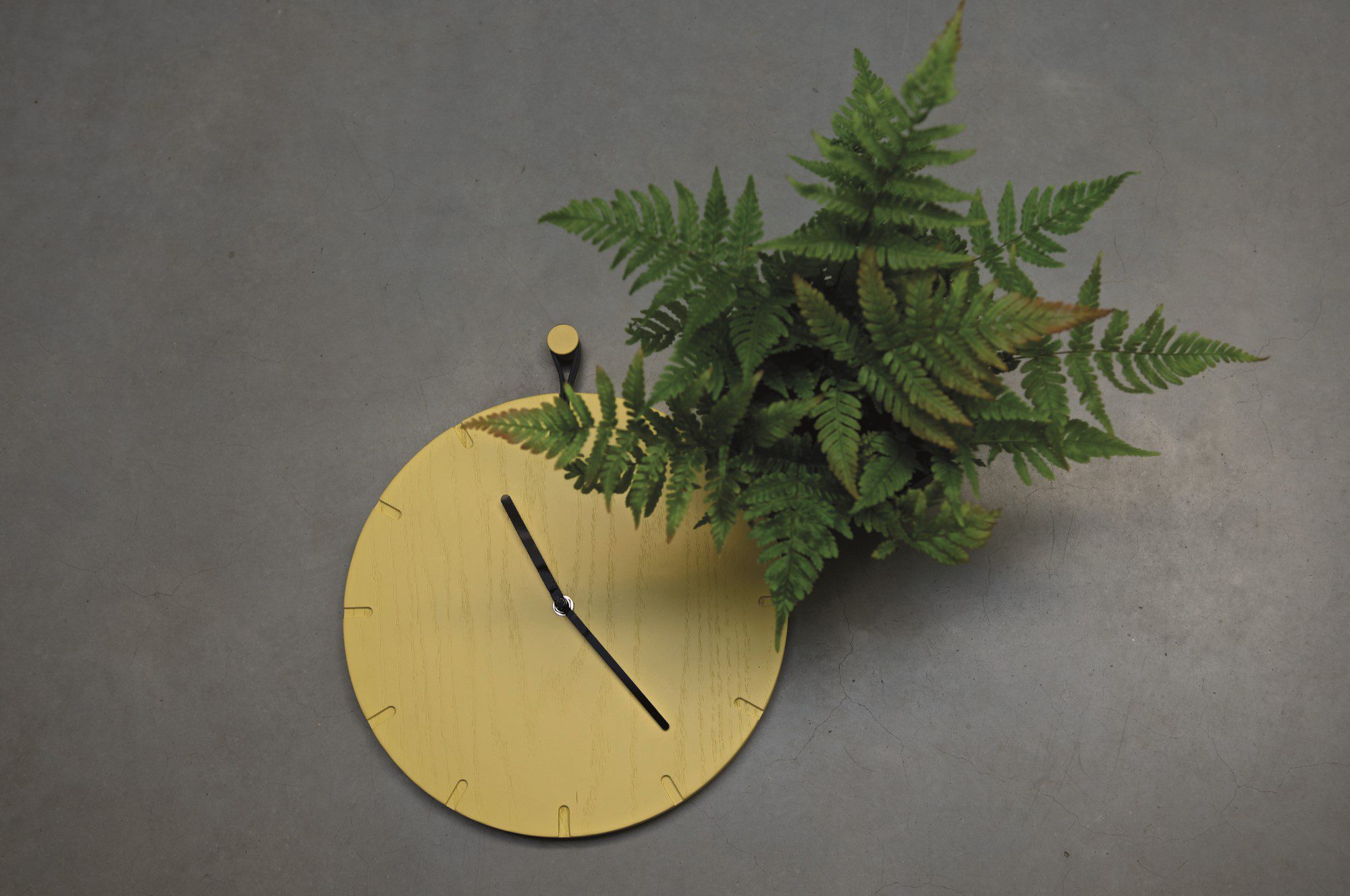 DesignBite BIG HUG Wanduhr - gelb