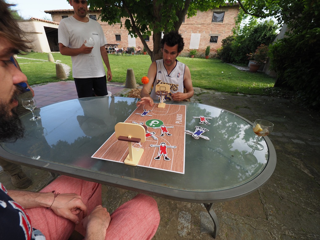 PLAKKS Basketball Tischspiel Aktions Brettspiel mit super Aufbau, Holz-Spielfeld und Körbe