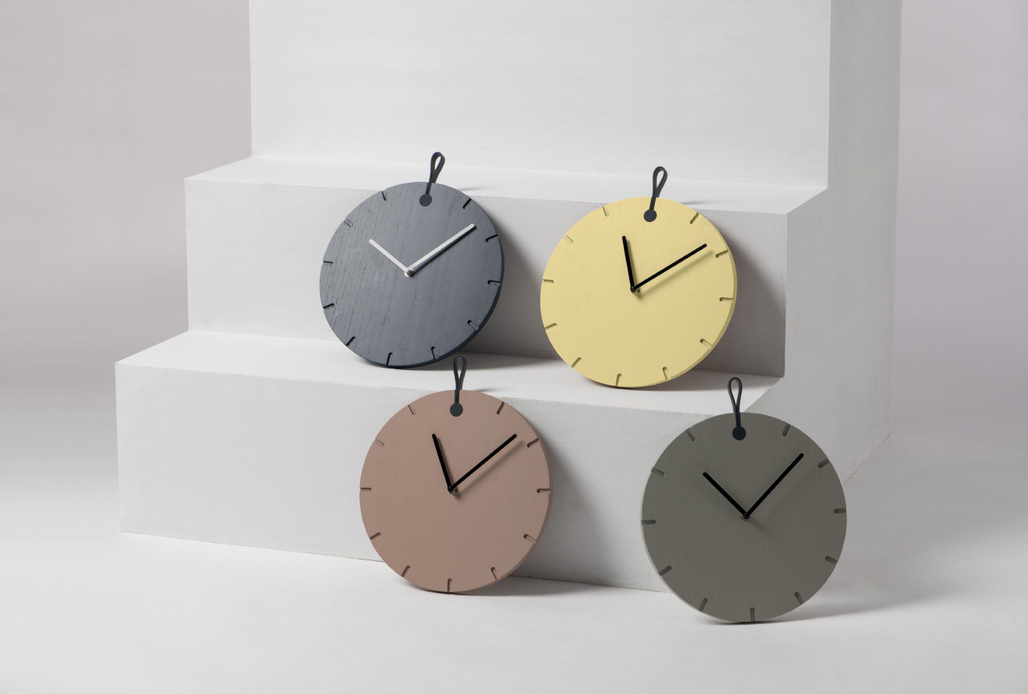 DesignBite BIG HUG Wanduhr - grau