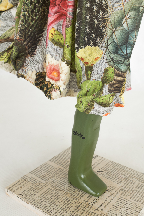 Skitso Little Girls Tischlampe Agatha Variante mit dunkelgrünem Schirm