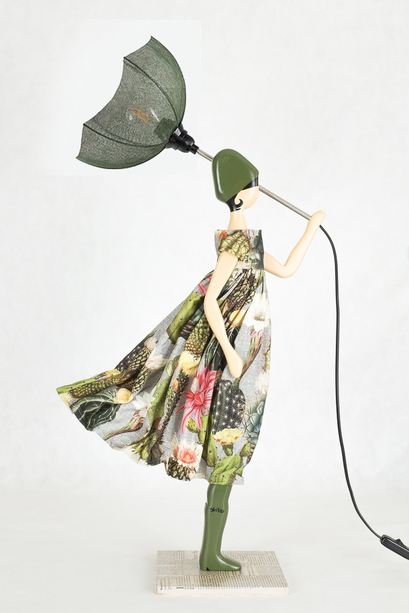 Skitso Little Girls Tischlampe Agatha Variante mit dunkelgrünem Schirm