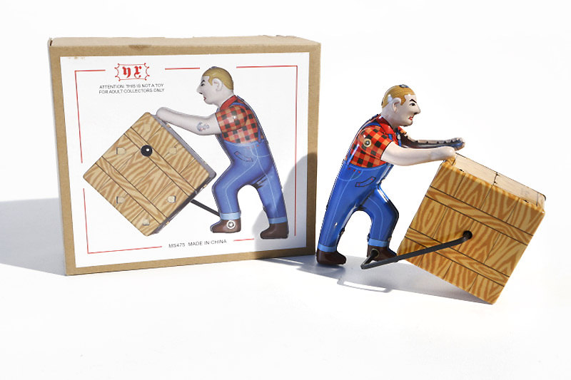 Blechspielzeug Hafenarbeiter mit Kiste  Kiste wird gerollt! Blechspielzeug Hafenarbeiter mit Kiste  Kiste wird gerollt!