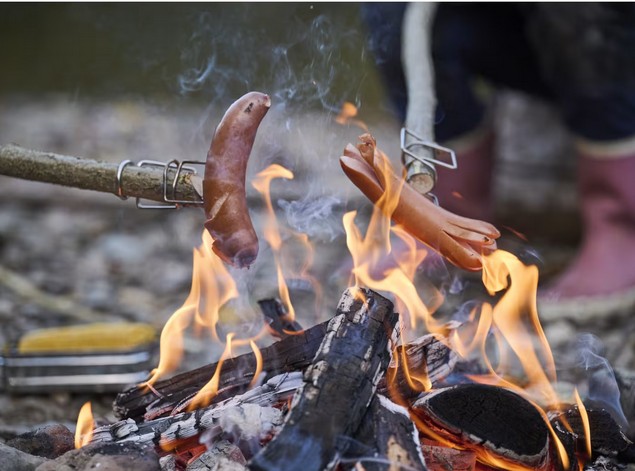Haba Terra Kids Lagerfeuer Griill-Spiess Survival Dinner -  für Würstchen, Marshmallows oder Maiskolben