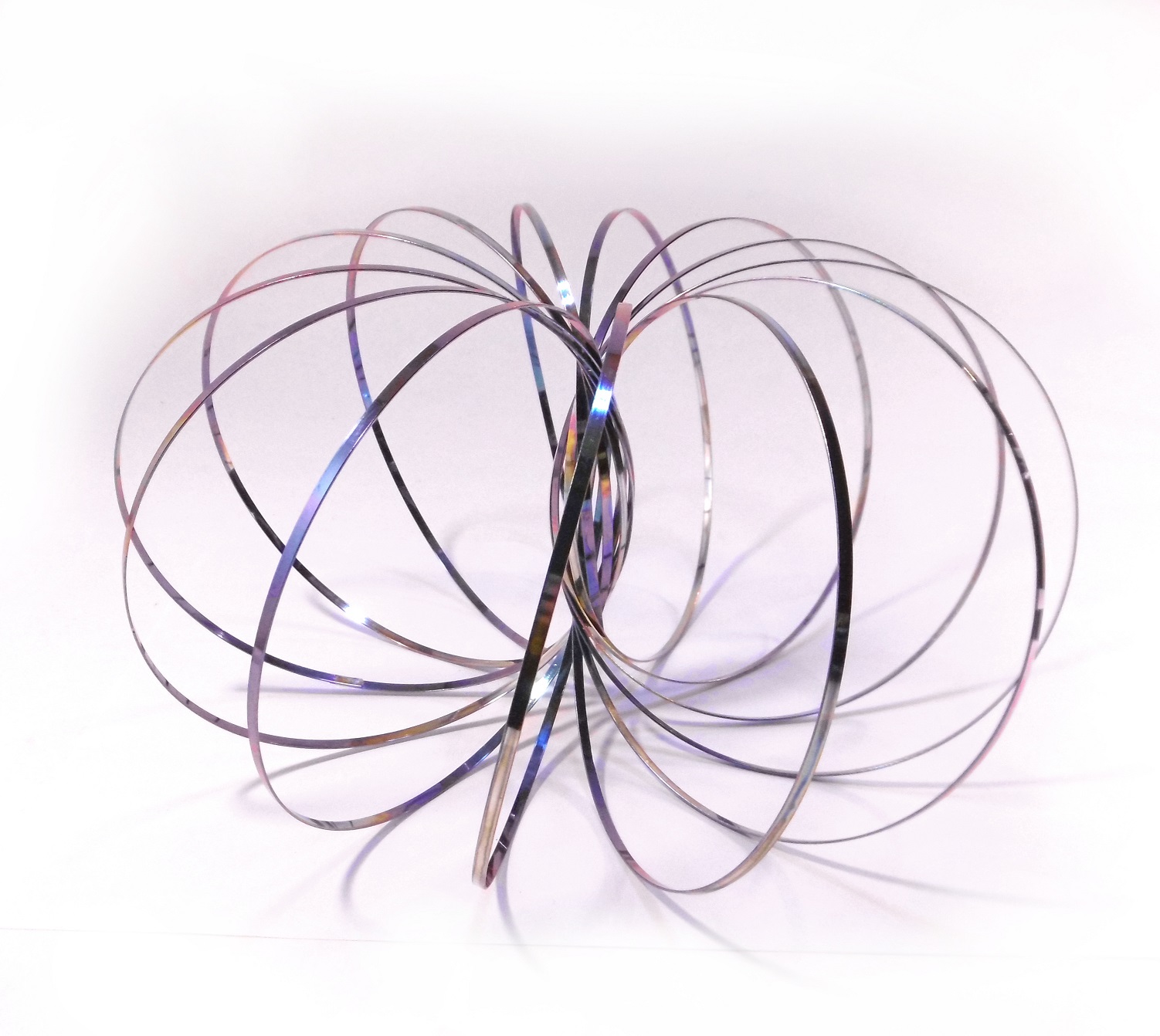 Mozi Flow Ring Irridescent 13 Stahlringe, miteinander verflochten, Armspinner