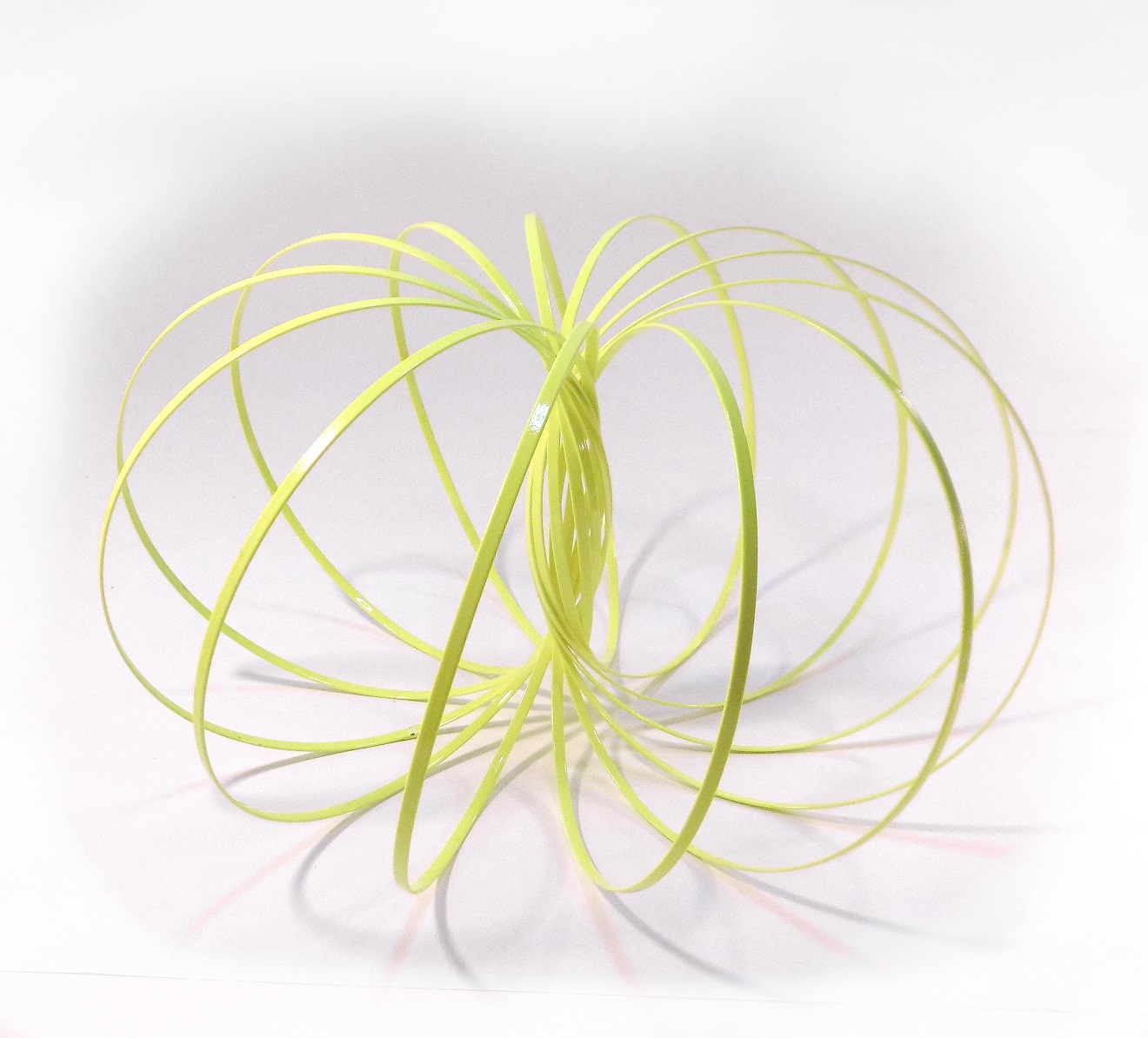 Glozi Flow Ring Glowing in the dark yellow 13 Stahlringe, miteinander verflochten, Mozi Armspinner mit Glow