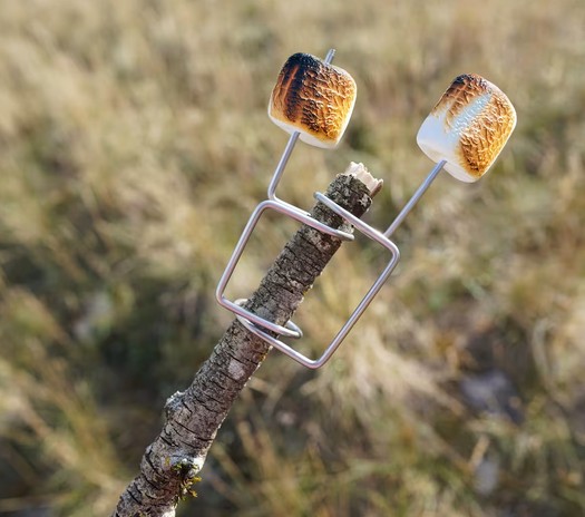 Haba Terra Kids Lagerfeuer Griill-Spiess Survival Dinner -  für Würstchen, Marshmallows oder Maiskolben